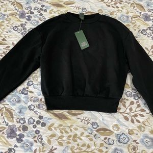 Black cropped sweatshirt
